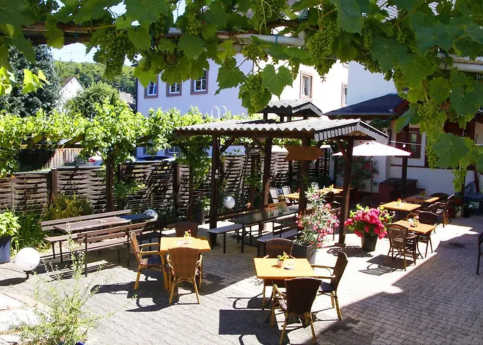 Hotel Gaestehaus Weingut - Froehliches Weinfass