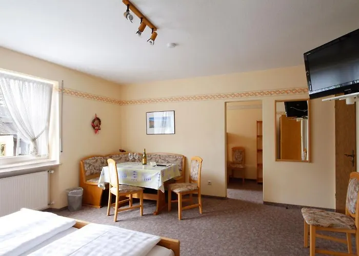 Gaestehaus Weingut - Froehliches Weinfass Hotel Kenn